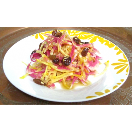 Salade « Bollywood » de betterave jaune et radis asiatiques roses, sauce au miel et aux raisins